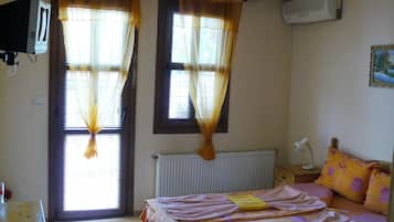 Iron/ironing board, free WiFi, bed sheets