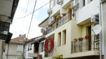 Vista frontal de la propiedad