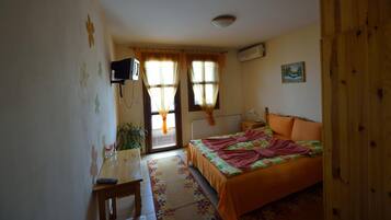 Tabla de planchar con plancha, wifi gratis, ropa de cama