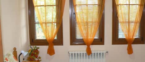 Tabla de planchar con plancha, wifi gratis y ropa de cama