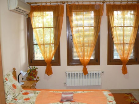 Iron/ironing board, free WiFi, bed sheets