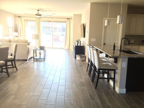 TV connectée, lecteur de DVD, livres, vidéothèque