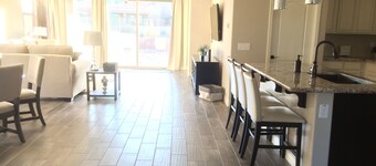 5 Bedroom House With Heated Pool & Hot Tub- Sleeps 11