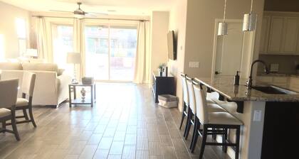 5 Bedroom House With Heated Pool & Hot Tub- Sleeps 11