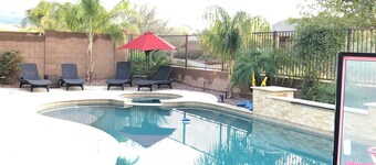 5 Bedroom House With Heated Pool & Hot Tub- Sleeps 11