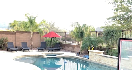 5 Bedroom House With Heated Pool & Hot Tub- Sleeps 11