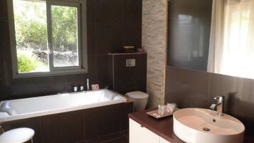 Superior Double Room | Bathroom | Shower, free toiletries, hair dryer, towels