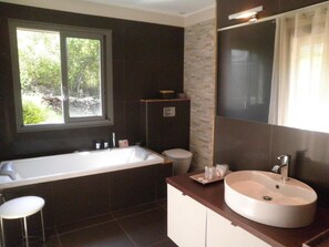 Habitación doble superior | Baño | Ducha, artículos de higiene personal gratuitos y secador de pelo