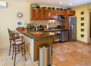 Geladeira, micro-ondas, fogão, cooktop
