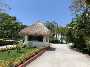 المنطقة المحيطة بالمنشأة