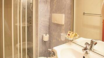 Standard Double or Twin Room | Bilik Mandi | Pancuran mandi, pengering rambut, bidet, tuala disediakan