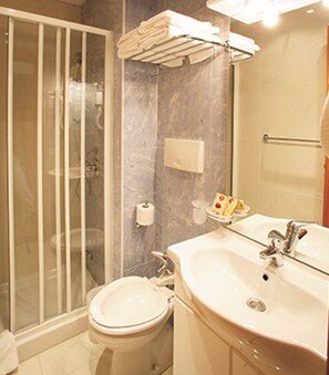 Standard Double or Twin Room | Bathroom | Shower, hair dryer, bidet, towels - Hotel Eurotel (Grottammare)