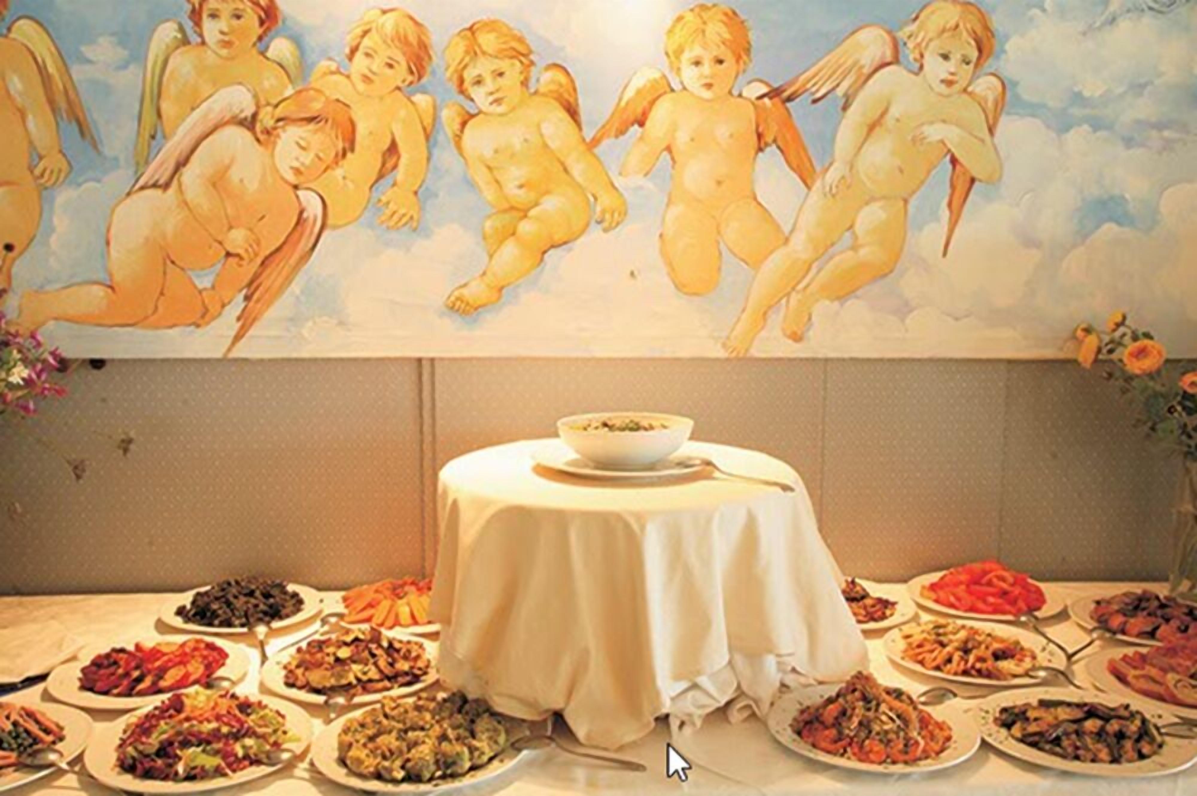 Een eethoek met een gedekte tafel, omringd door diverse serviezen.