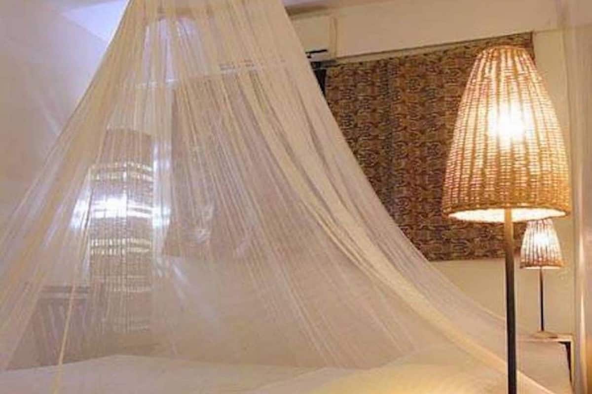 Een bureau, gratis wifi, beddengoed