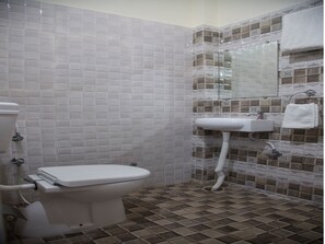 Doppel- oder Zweibettzimmer | Badezimmer | Kostenlose Toilettenartikel, Handtücher