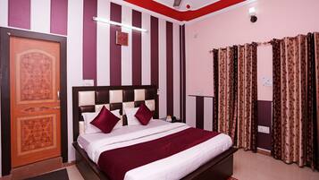 Double or Twin Room | Bathroom | Shower, rainfall showerhead, free toiletries, towels