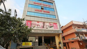 A hotel with signage for banquet halls and luxury rooms. - OYO 10188 Hotel DS Grand Inn (Ramachandrapuram)