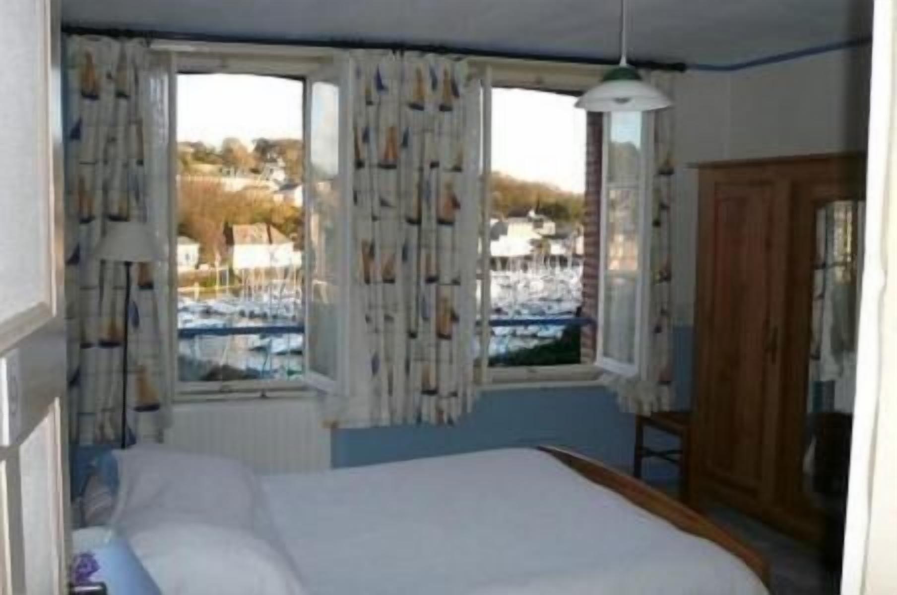 Cots/infant beds, rollaway beds, free WiFi, bed sheets