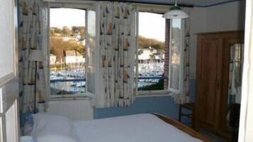 Cunas, camas extra, wifi gratis y ropa de cama