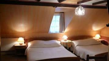 Habitación familiar | Cunas, camas extra, wifi gratis y ropa de cama