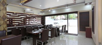 OYO 6709 Hotel L N International