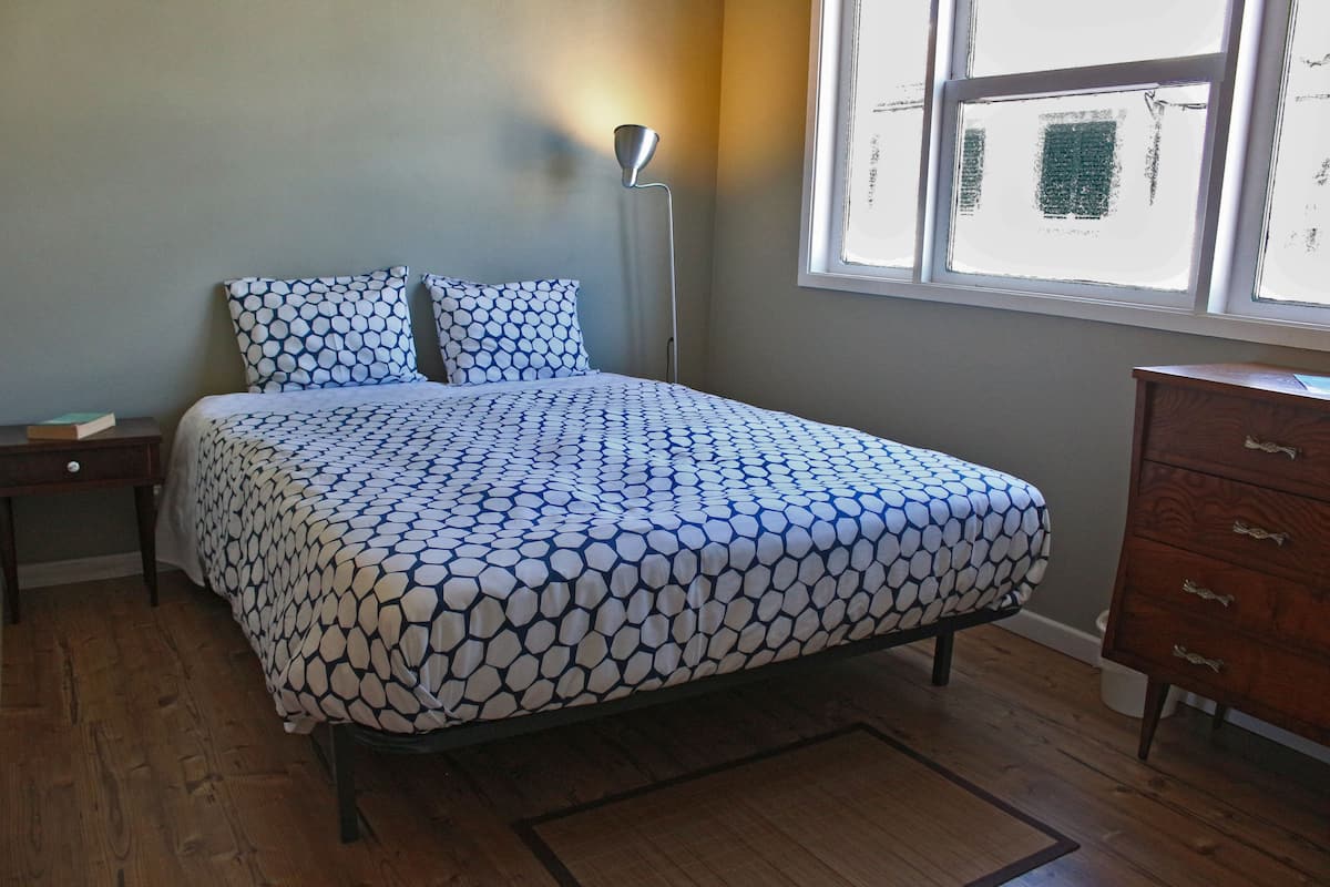 Habitación doble, balcón, vista parcial al mar | Cunas, wifi gratis y ropa de cama