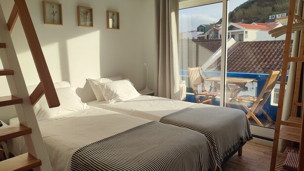 Kamer, 1 twee- of 2 eenpersoonsbedden, gedeeltelijk uitzicht op zee | Babybedden, gratis wifi, beddengoed