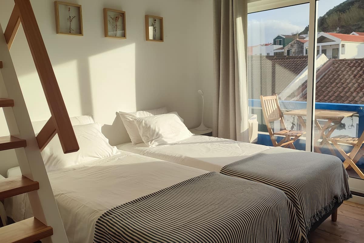 Habitación con 1 cama matrimonial o 2 individuales, vista parcial al mar | Cunas, wifi gratis y ropa de cama