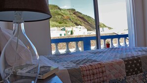 Kamer, 1 twee- of 2 eenpersoonsbedden, gedeeltelijk uitzicht op zee | Babybedden, gratis wifi, beddengoed
