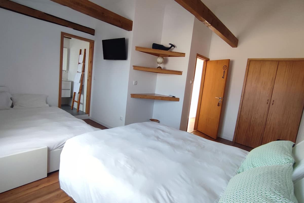 Habitación familiar | Cunas, wifi gratis y ropa de cama