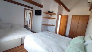 Cribs/infant beds, free WiFi, bed sheets - Porto Pim Guest House (Horta)