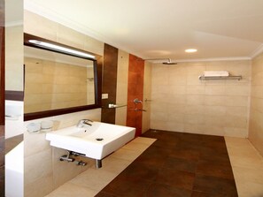 Double or Twin Room | Bathroom | Free toiletries, towels - Hotel Emarald Hotel (Kanayannur)