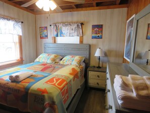 2 habitaciones, escritorio y tabla de planchar con plancha