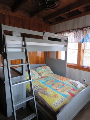 2 quartos, escrivaninha, ferros/tábuas de passar roupa, berço de viagem