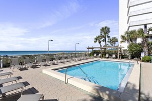 A pool area with lounge chairs and a view of the ocean. - 111- Direct BEACH FRONT family friendly paradise. Destin Beach Club (Destin)
