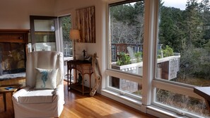 Fireplace, books, stereo - Need to get away? This is your home away from - everything!
SEAGLASS Irish Beach (Manchester)