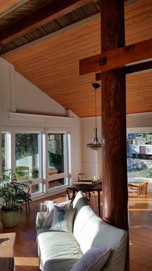 Fireplace, books, stereo - Need to get away? This is your home away from - everything!
SEAGLASS Irish Beach (Manchester)