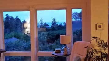 Chimenea, libros y estéreo