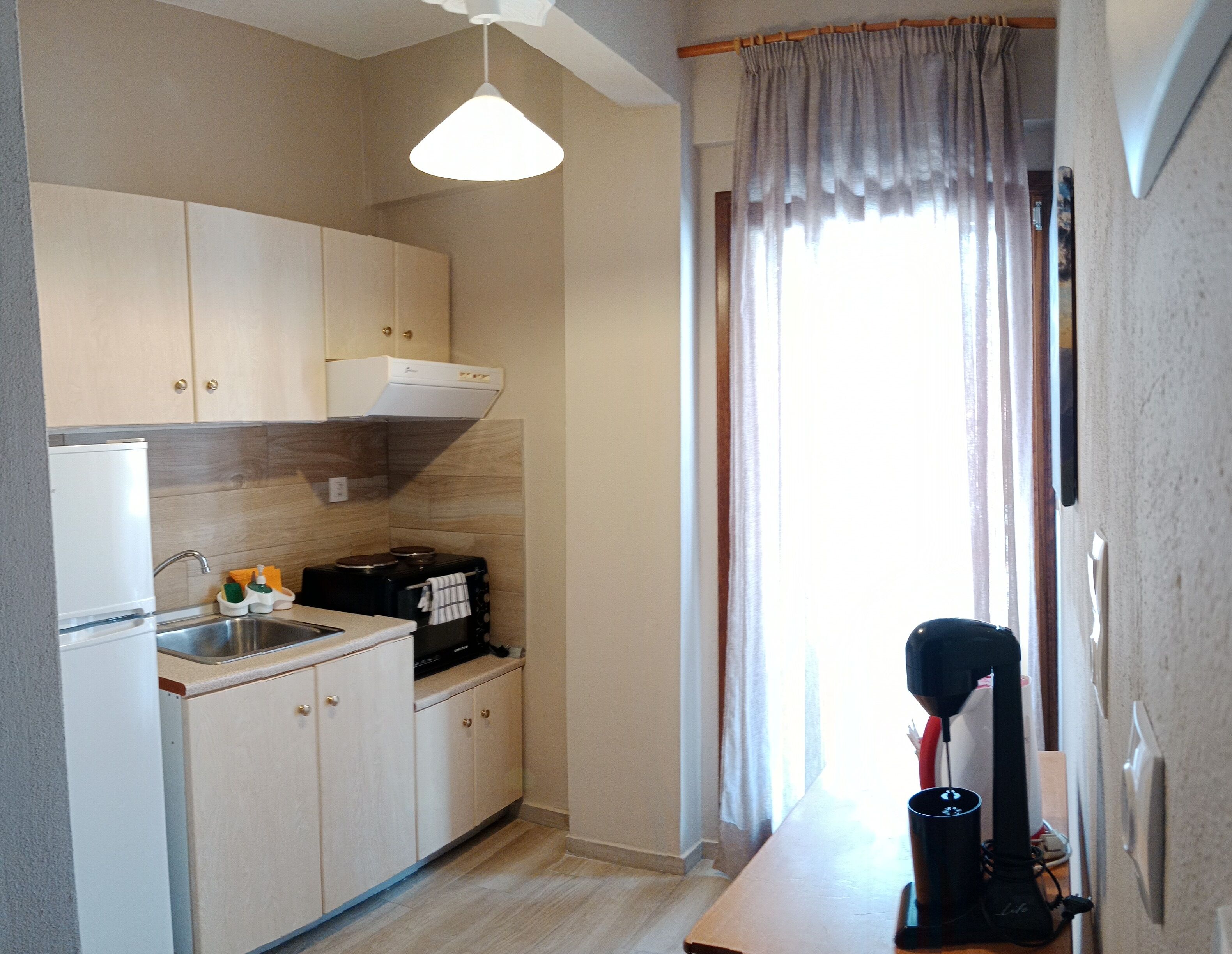 Classic-huoneisto, 1 makuuhuone, parveke, merinäköala | Yksityinen keittiö | Vedenkeitin