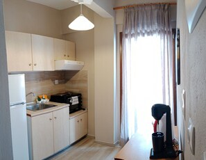 Classic Apartment, 1 Bedroom, Balcony, Sea View | Private kitchen | Electric kettle - Prosforio (Aristotelis)