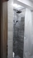 Apartamento clássico, 1 quarto, sacada, vista para o mar | Chuveiro