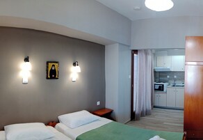 Standard Studio, 1 Bedroom, Kitchen, Mountain View | Iron/ironing board, free WiFi, bed sheets