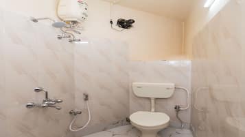Double or Twin Room | Bathroom | Rainfall showerhead, free toiletries, towels