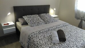 Comfort Double Room, 1 Queen Bed, Shared Bathroom, Courtyard View