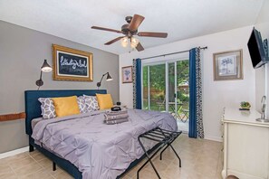 3 soverom, skrivebord, strykejern/-brett og reiseseng for barn