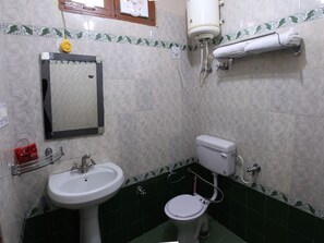 Kamar Double atau Twin | Kamar mandi | Shower, pancuran hujan, perlengkapan mandi gratis, dan handuk