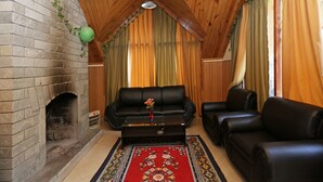 Lobby sitting area - OYO 9483 Himalayan Ecstacy Cottages (Manali)