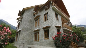 Front of property - OYO 9483 Himalayan Ecstacy Cottages (Manali)