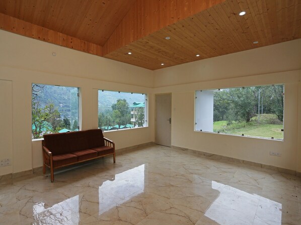 Lobby sitting area - OYO 9485 Swiss Camps (Kullu)