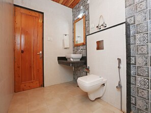 Double or Twin Room | Bathroom | Free toiletries, towels